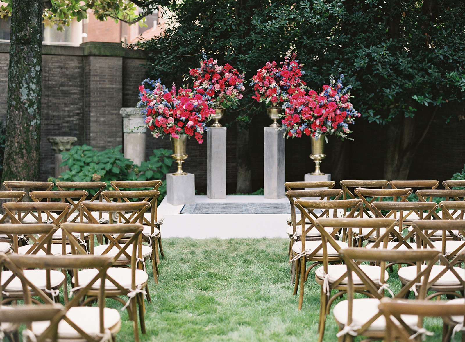OUTDOOR WEDDING CEREMONY AT LARZ ANDERSON HOUSE