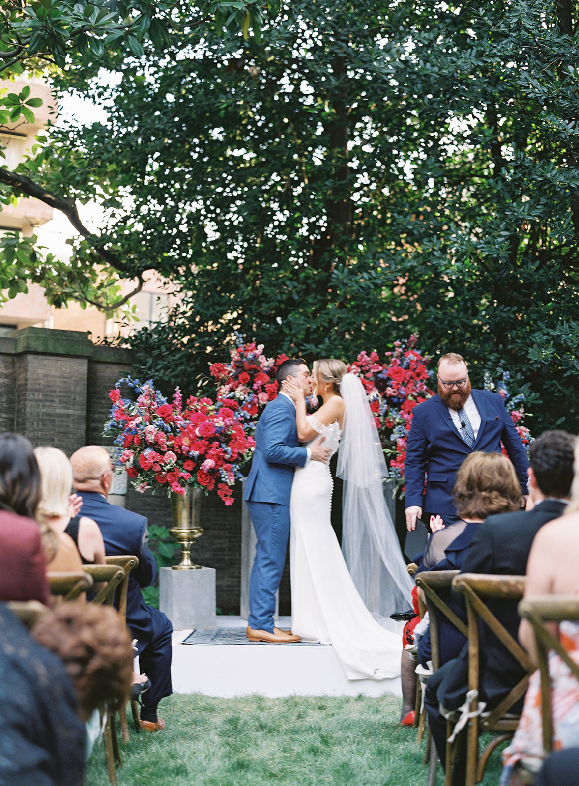 OUTDOOR WEDDING CEREMONY AT LARZ ANDERSON HOUSE